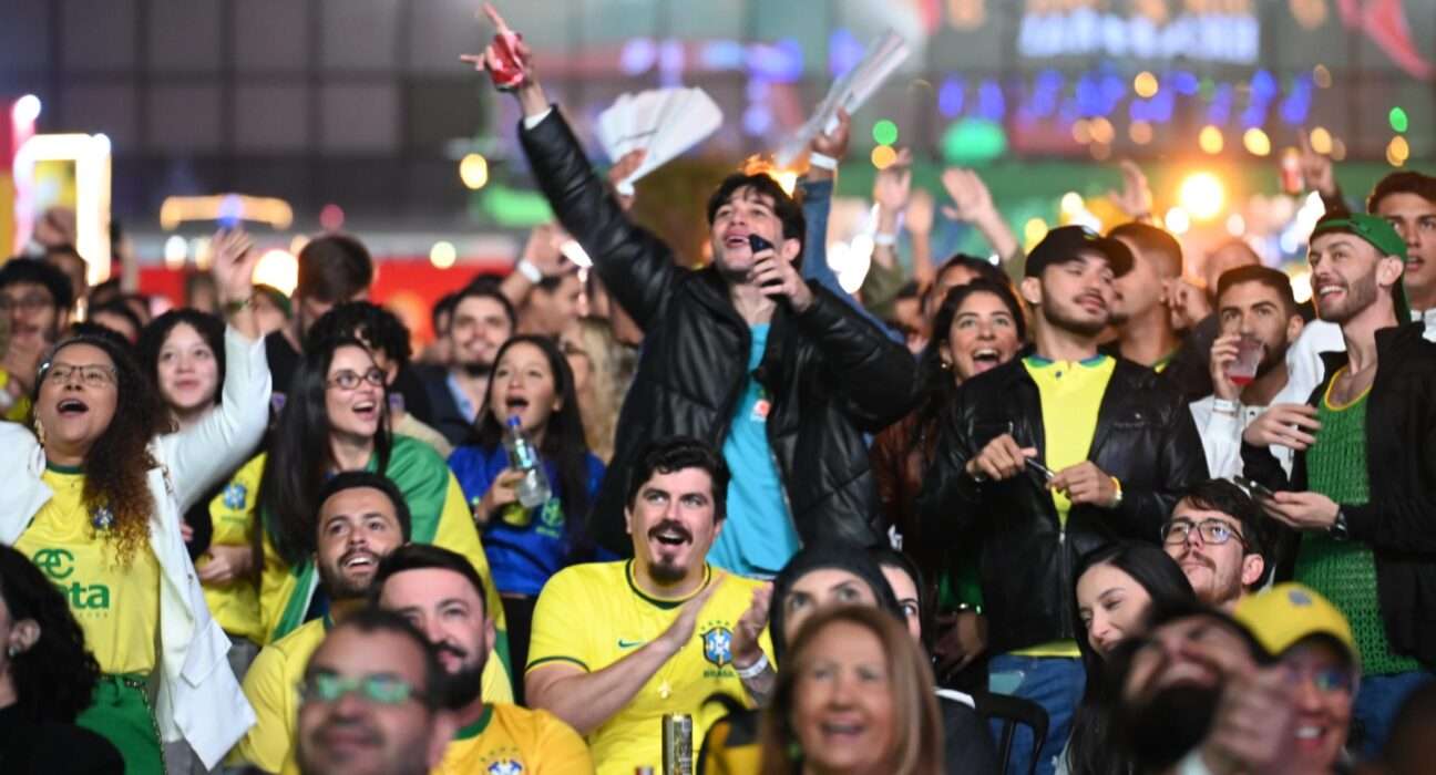 Arena Nº1: torcedores em Goiânia comemoram classificação do Brasil com samba de Xande de Pilares Diversão