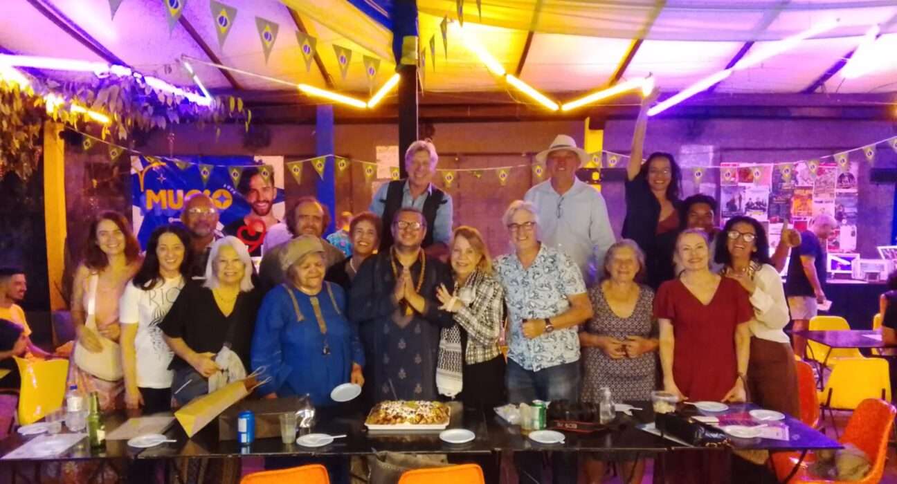 O curador Paulo Melo festeja aniversário ao chegar da Índia rodeado de amigos Colunismo Social