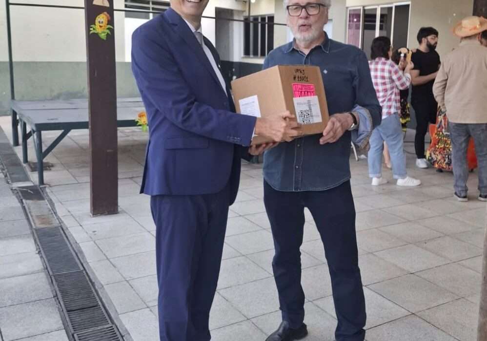 Entrega de equipamento para a pesquisa, na UFRJ Rio de janeiro
