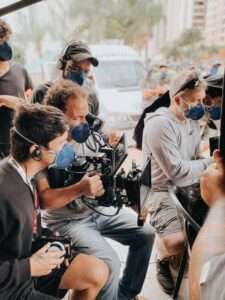 Clima de quadrinhos marca a estreia do filme Manual do Herói nos cinemas  cinema