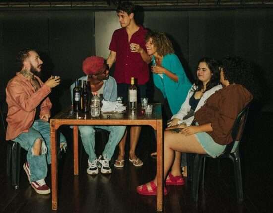 Espetáculo teatral marca lançamento de Todas as cartas e poemas que escrevi pra você, livro de Lucas Sued Teatro
