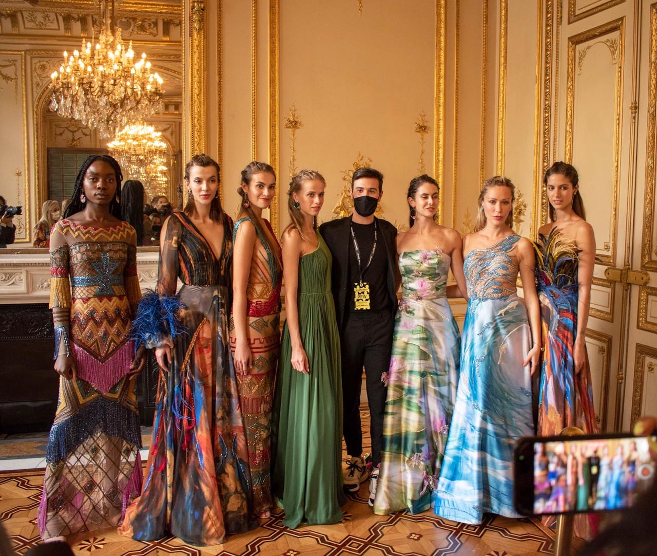 Designer de moda brasileiro apresenta coleção na Paris Fashion Week