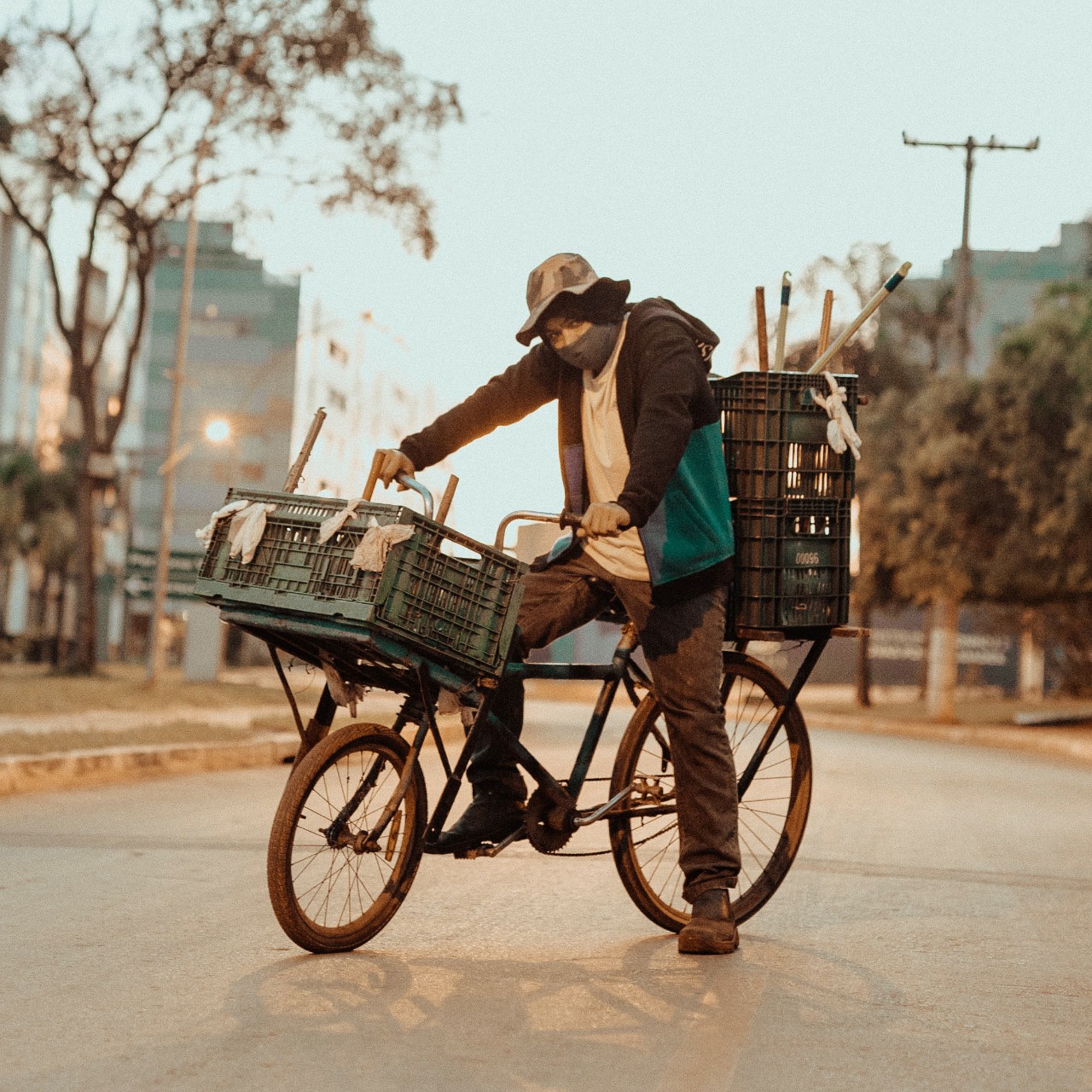 No Rastro das Cargueiras: documentário mostra cotidiano de catadores de recicláveis que utilizam bicicletas modificadas para trabalhar