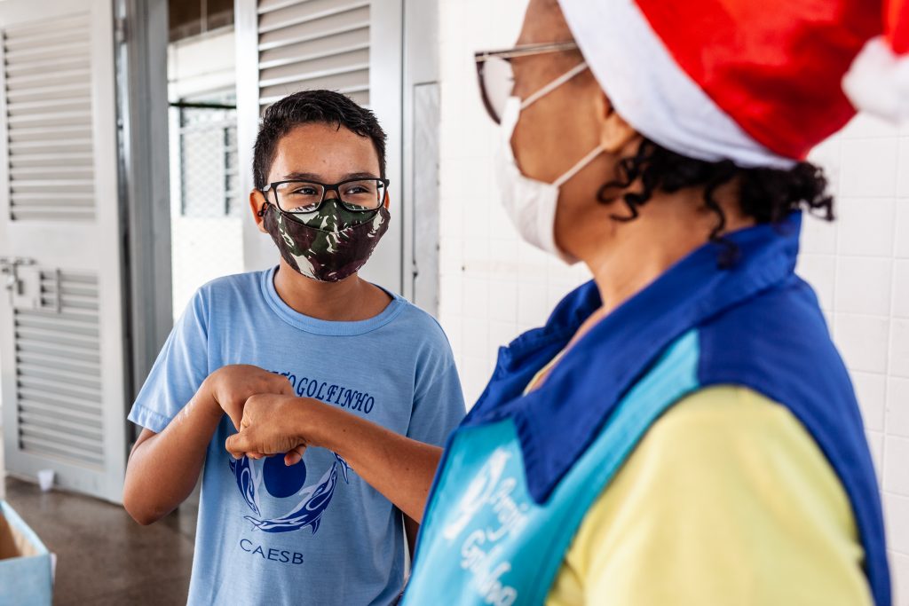 Caesb faz campanha de Natal e presenteia crianças do Projeto Golfinho