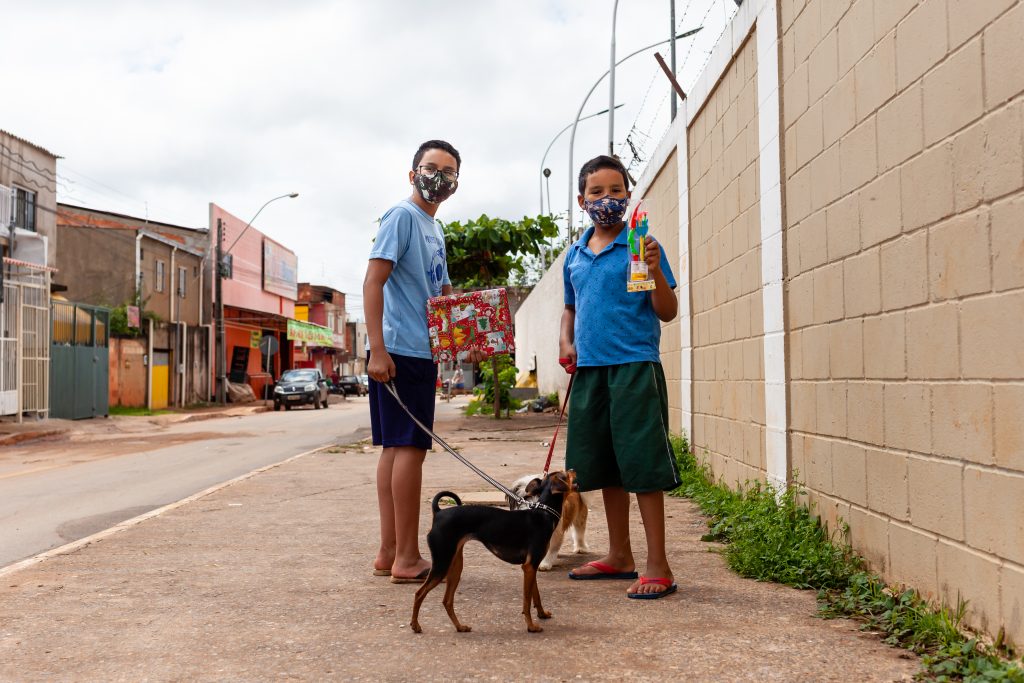 Caesb faz campanha de Natal e presenteia crianças do Projeto Golfinho