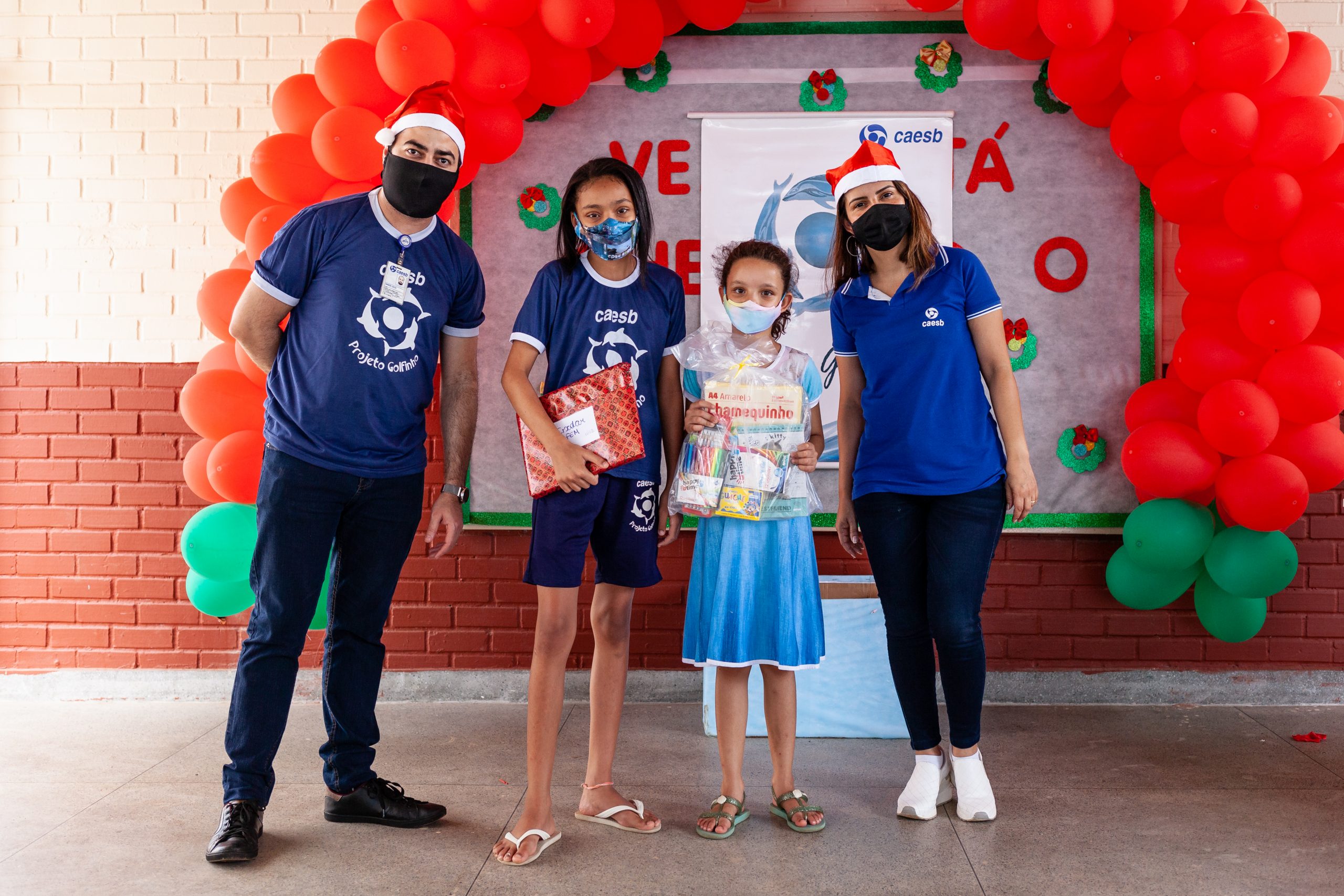 Caesb faz campanha de Natal e presenteia crianças do Projeto Golfinho