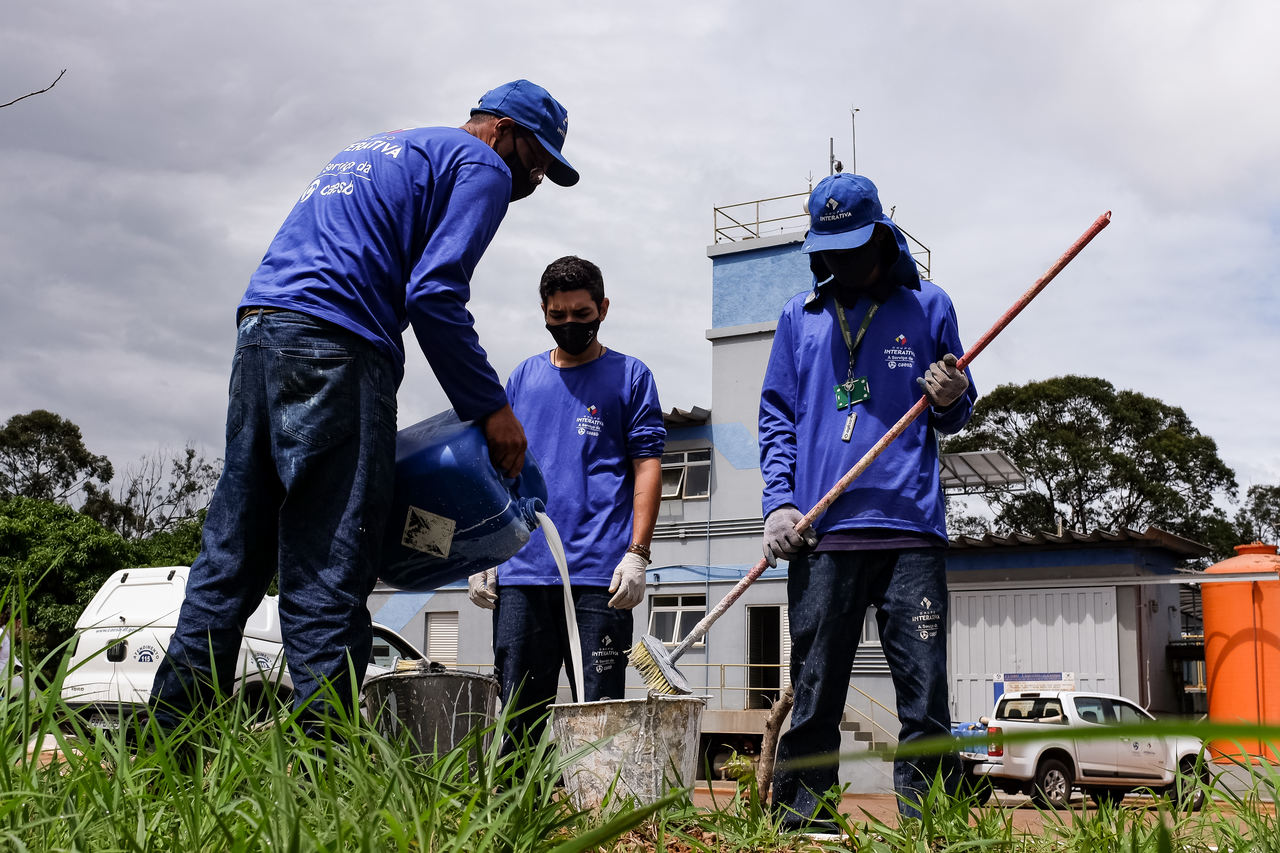 Caesb reaproveita cal usada no tratamento de água para pintura de unidades da Companhia