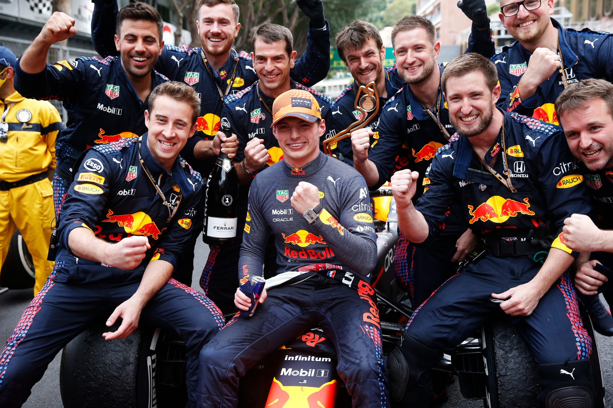 Max Verstappen usa o TAG Heuer Monaco Titan durante sua vit ria no