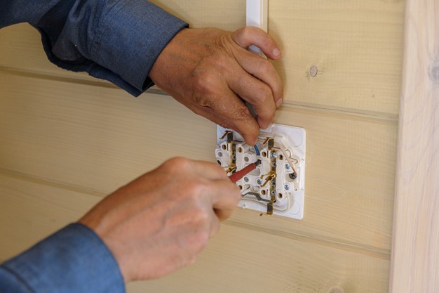 Saiba diferenciar e identificar a importância das tomadas elétricas