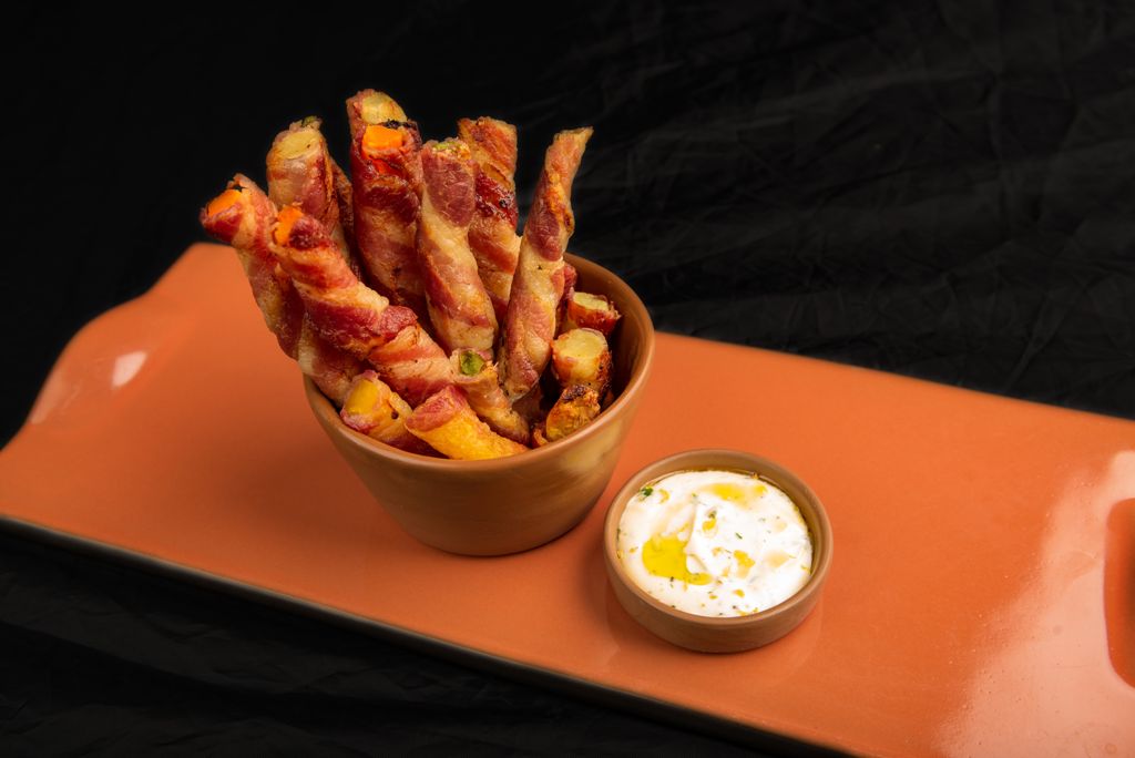 Dia do Bacon - Receita de Crocante de bacon com vegetais e coalhada seca temperada