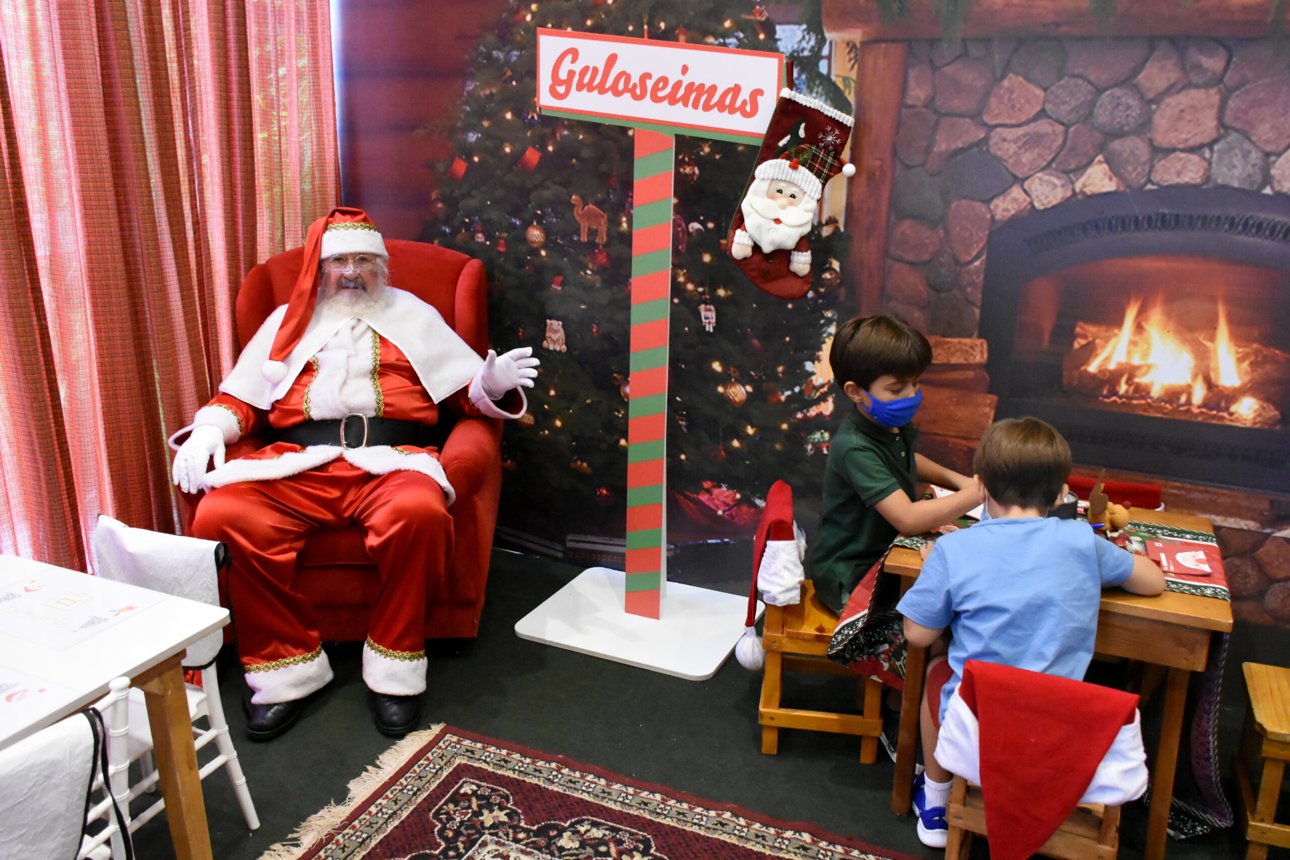 Casa conceito de condomínio se transforma em Casa do Papai Noel em Goiânia