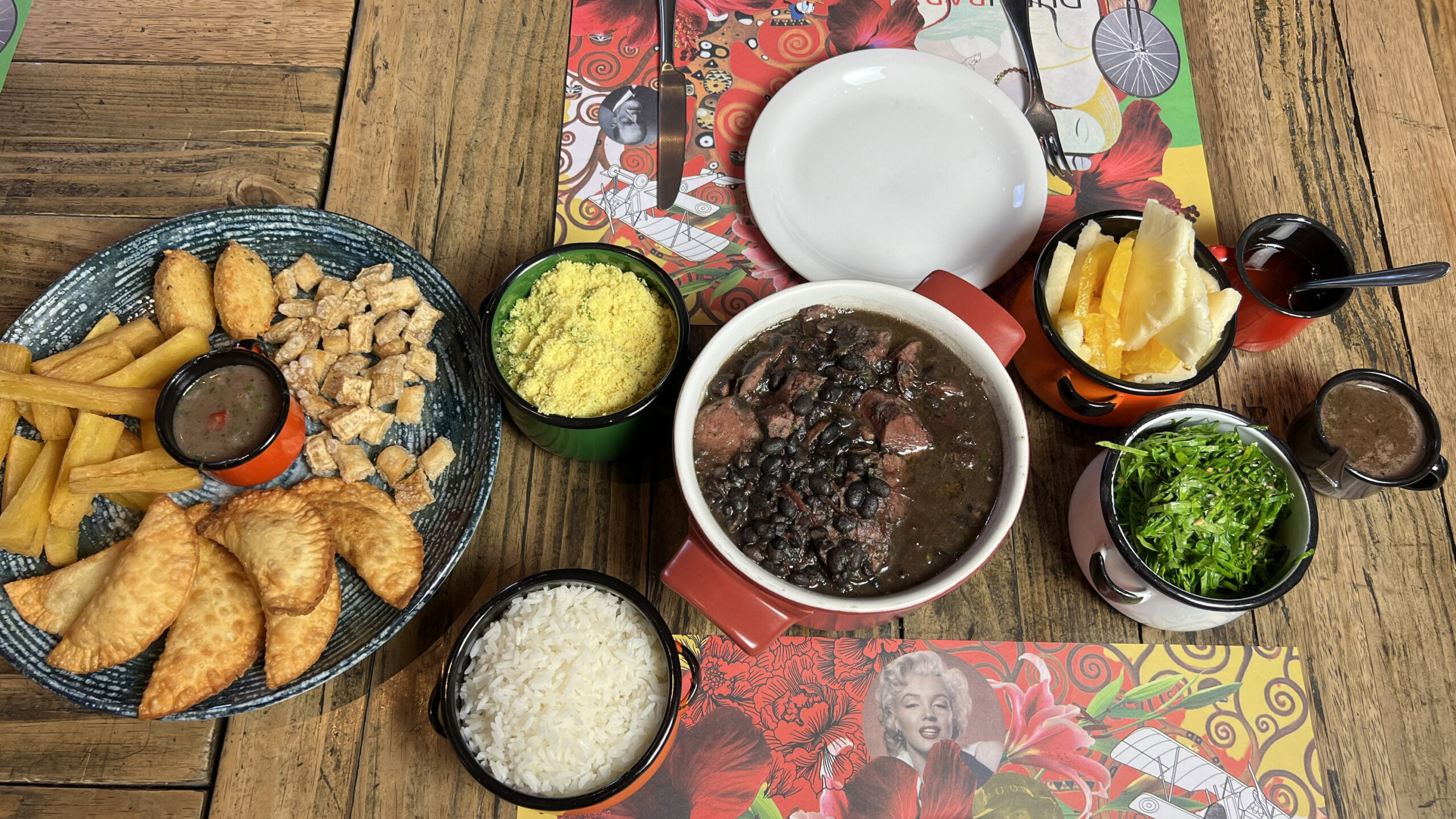 Feijucaduca: a feijoada do Dudu Bar retorna aos sábados