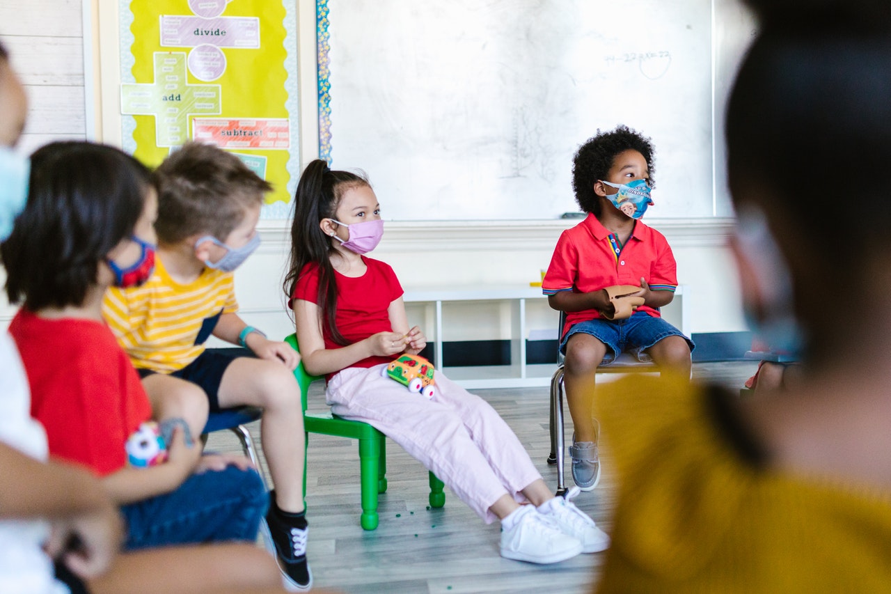 Guia apoia escolas e famílias na volta às aulas presenciais