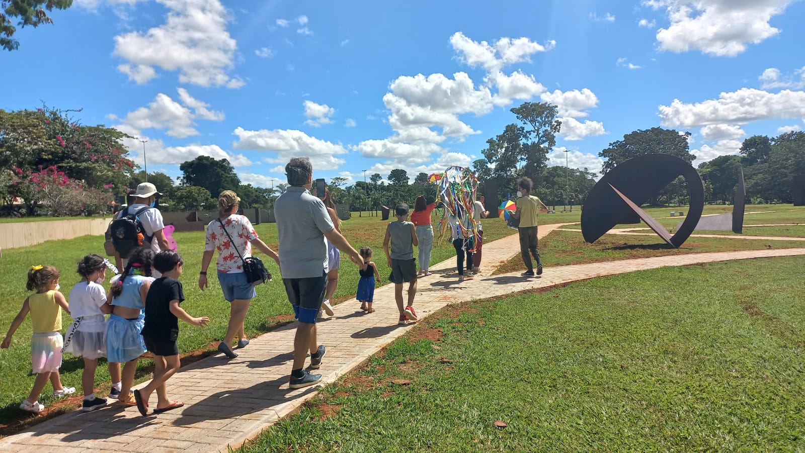 O Jardim de Amílcar de Castro e visitas para públicos especiais na programação do CCBB Educativo