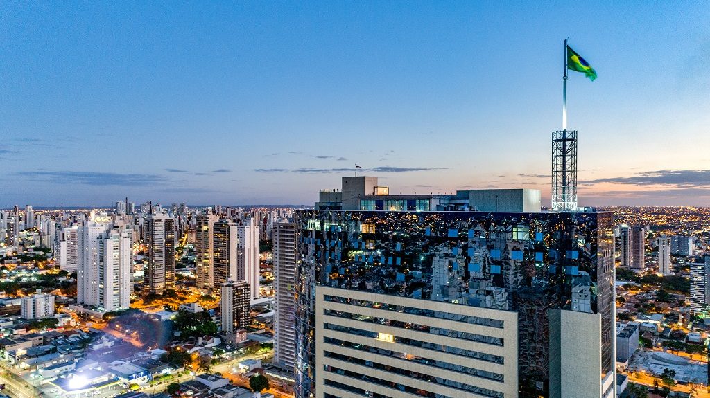 Órion Complex oferece aula gratuita de yoga a quase 200 metros de altura Saúde