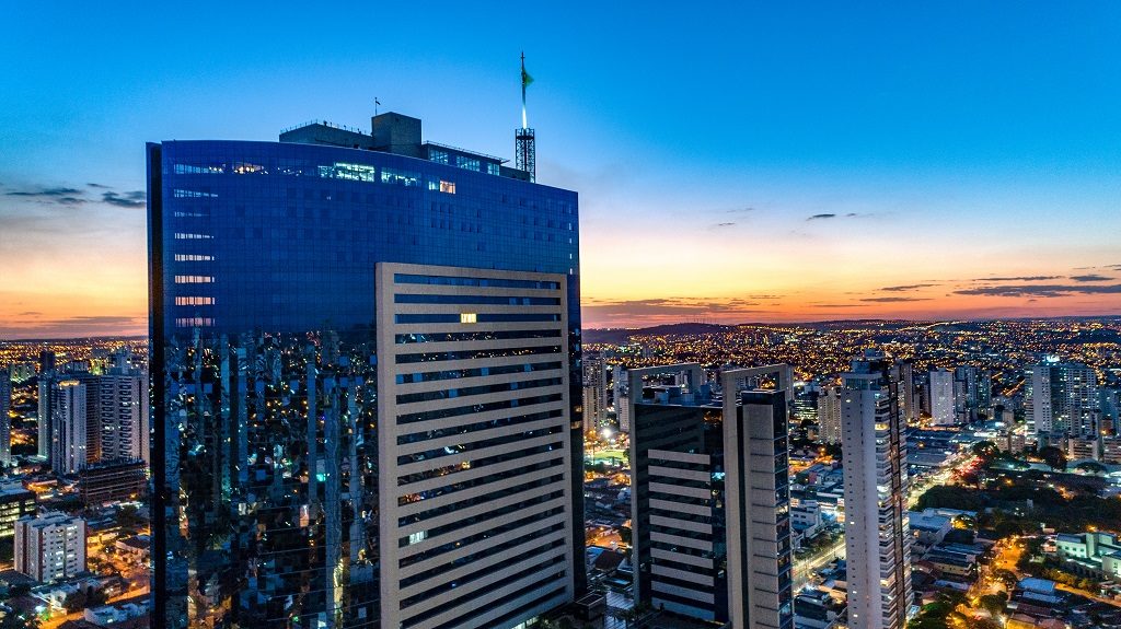 Órion Complex oferece aula gratuita de yoga a quase 200 metros de altura Saúde