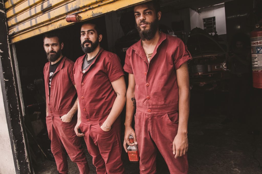 Chuck & Os Crush, projeto de Chuck Hipólitho, e Carbônica, lançando novo disco, fazem Noite Inflamável na Escotilha Música