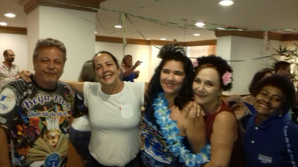 Bateria da Beija-Flor anima feijoada do Copa Praia Carnaval