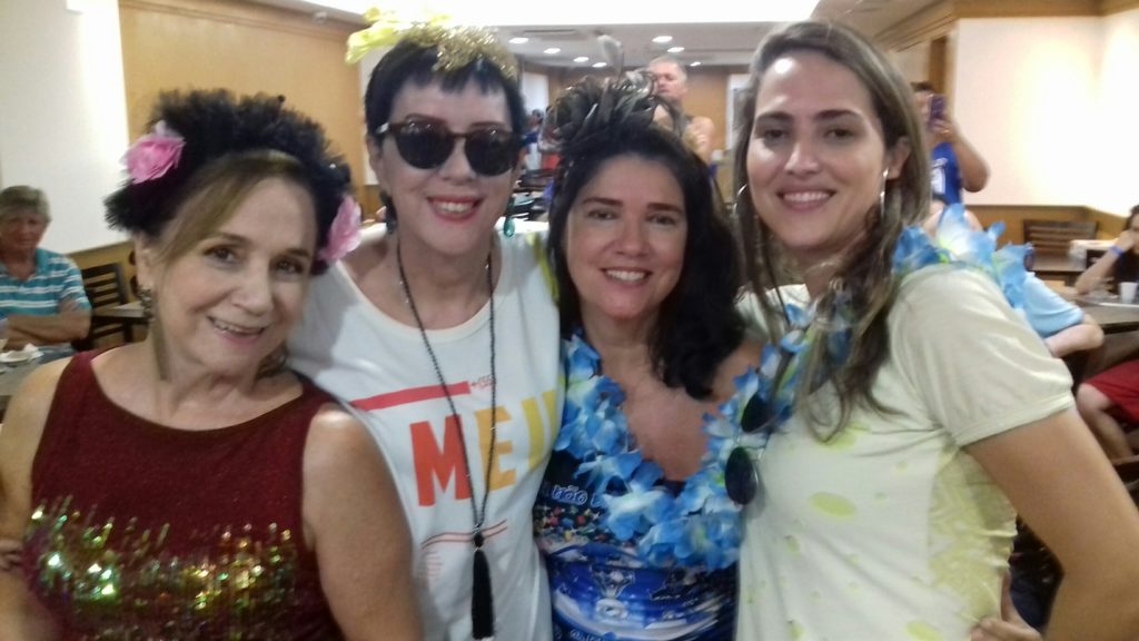 Bateria da Beija-Flor anima feijoada do Copa Praia Carnaval