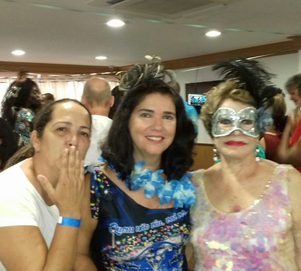 Bateria da Beija-Flor anima feijoada do Copa Praia Carnaval