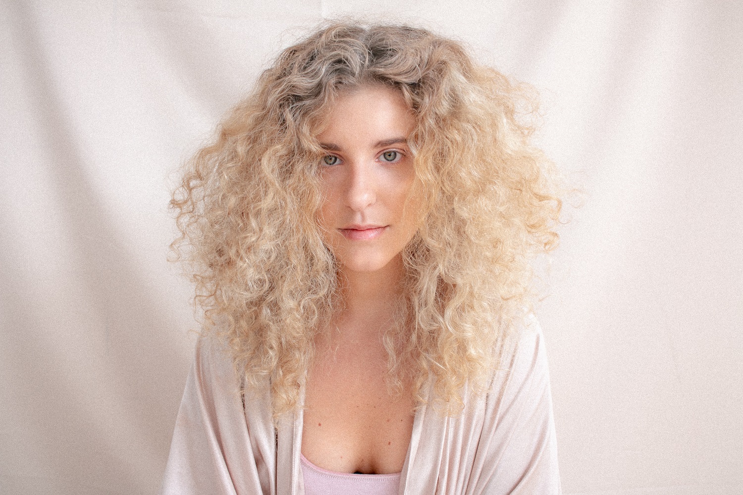 Destaque do indie pop carioca, Rebeca faz primeiro show em São Paulo Eventos