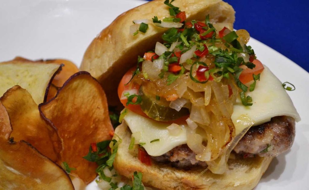 Chef Miguel Padilla, do restaurante Bodega de la Habana, prepara pratos especiais para noite cubana do Espaço 365 Gastronomia