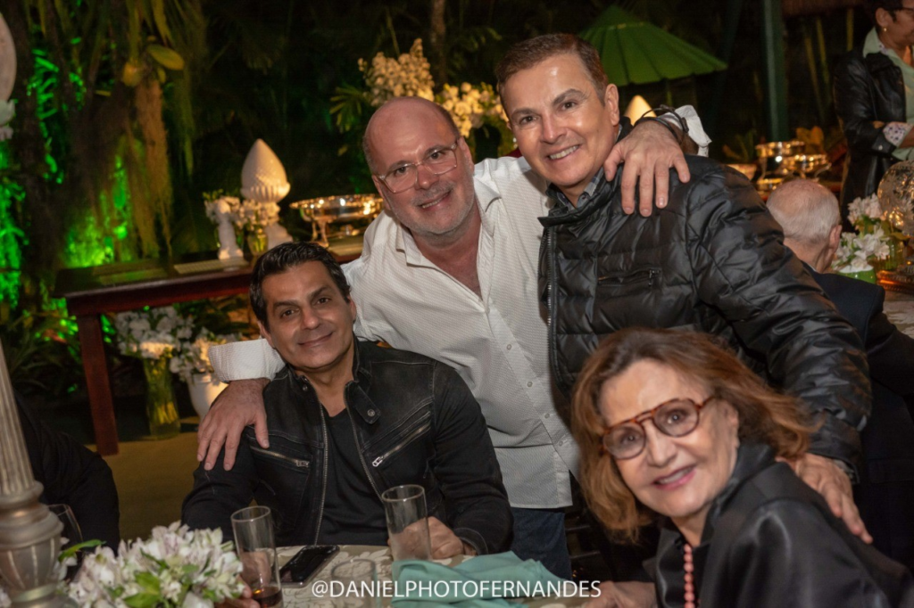 Eder Meneghine oferece jantar para Isis Penido na Ilha da Gigoia, no Rio Colunismo Social