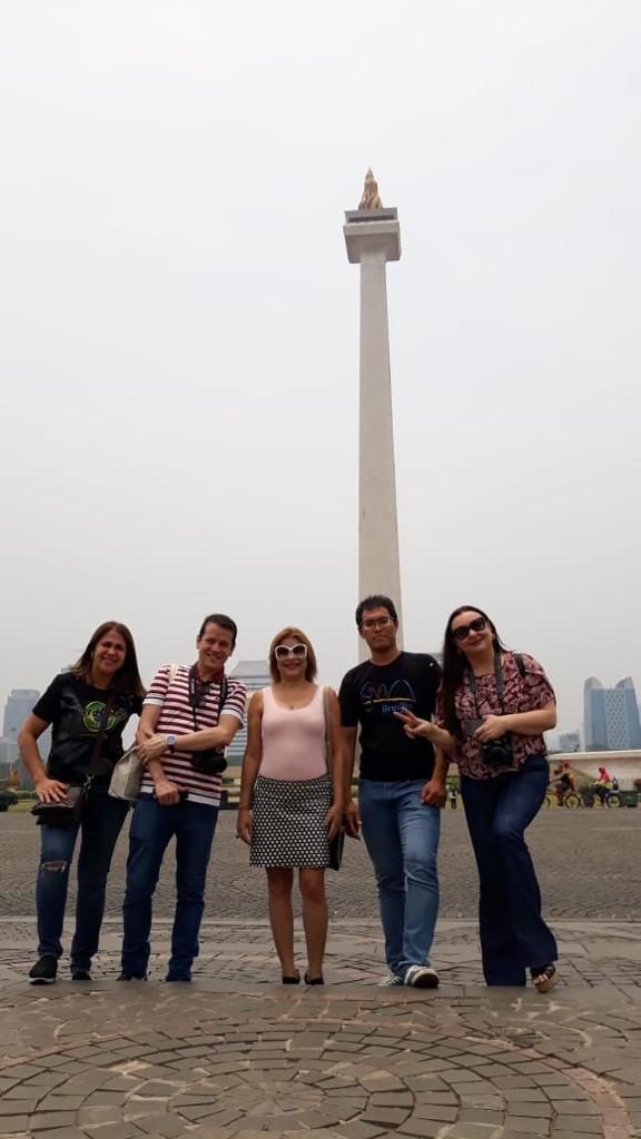 As duas jornalistas com funcionários da embaixada e Wiliam