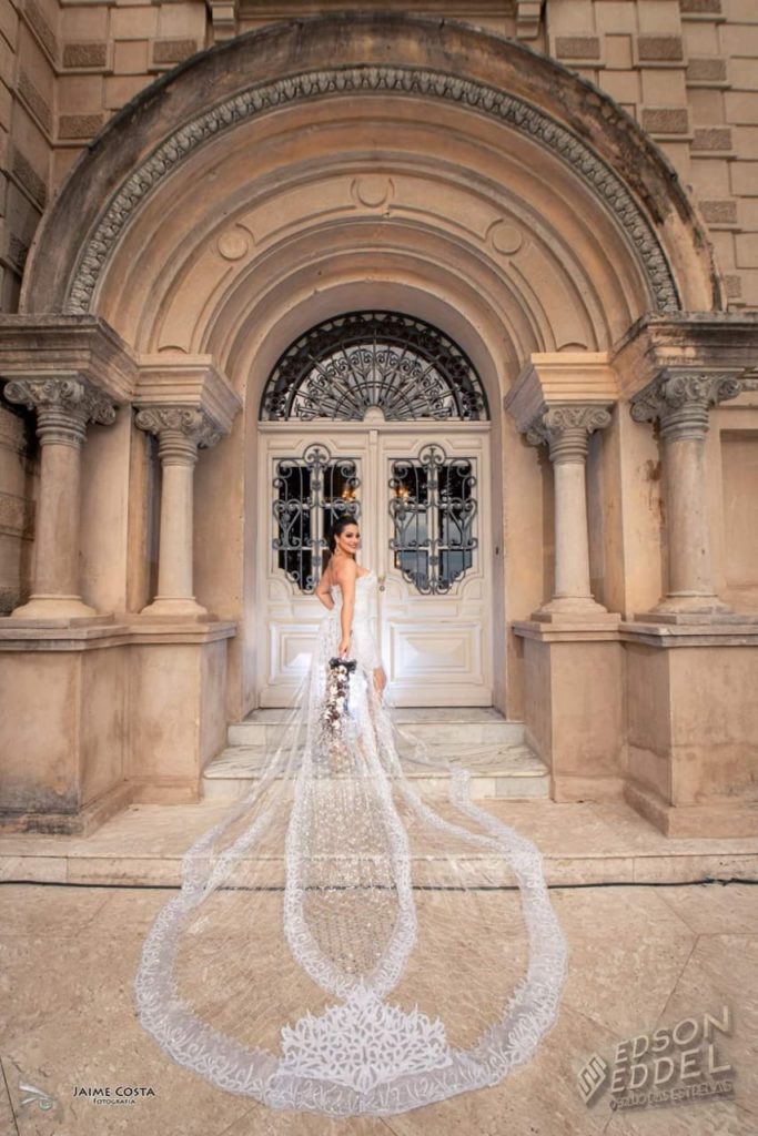 As caldas longas estão em alta para noivas poderosas Moda