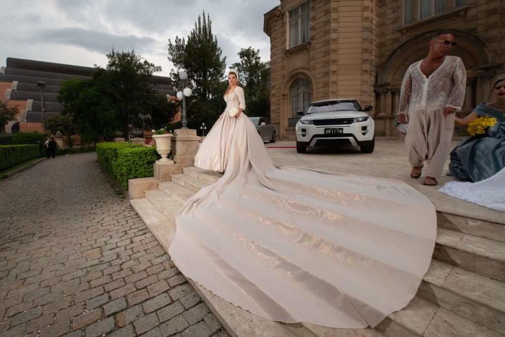 As caldas longas estão em alta para noivas poderosas Moda