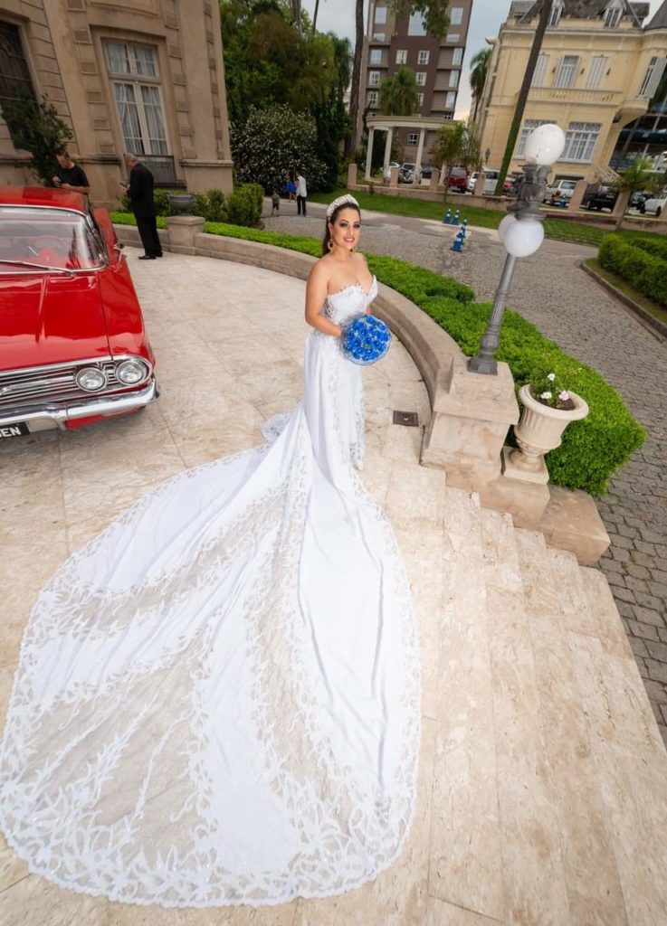 As caldas longas estão em alta para noivas poderosas Moda