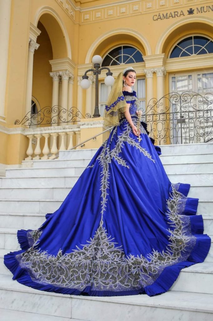 As caldas longas estão em alta para noivas poderosas Moda