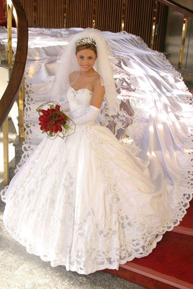 As caldas longas estão em alta para noivas poderosas Moda