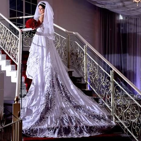 As caldas longas estão em alta para noivas poderosas Moda