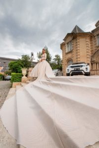 Lá vem a noiva: estilista lança coleção de vestidos com cauda longa Moda