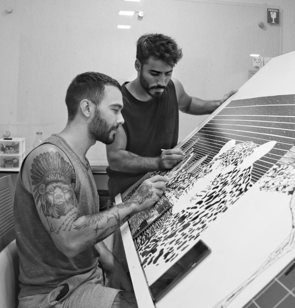 Artistas montam obra de arte com fitas ao vivo Artes
