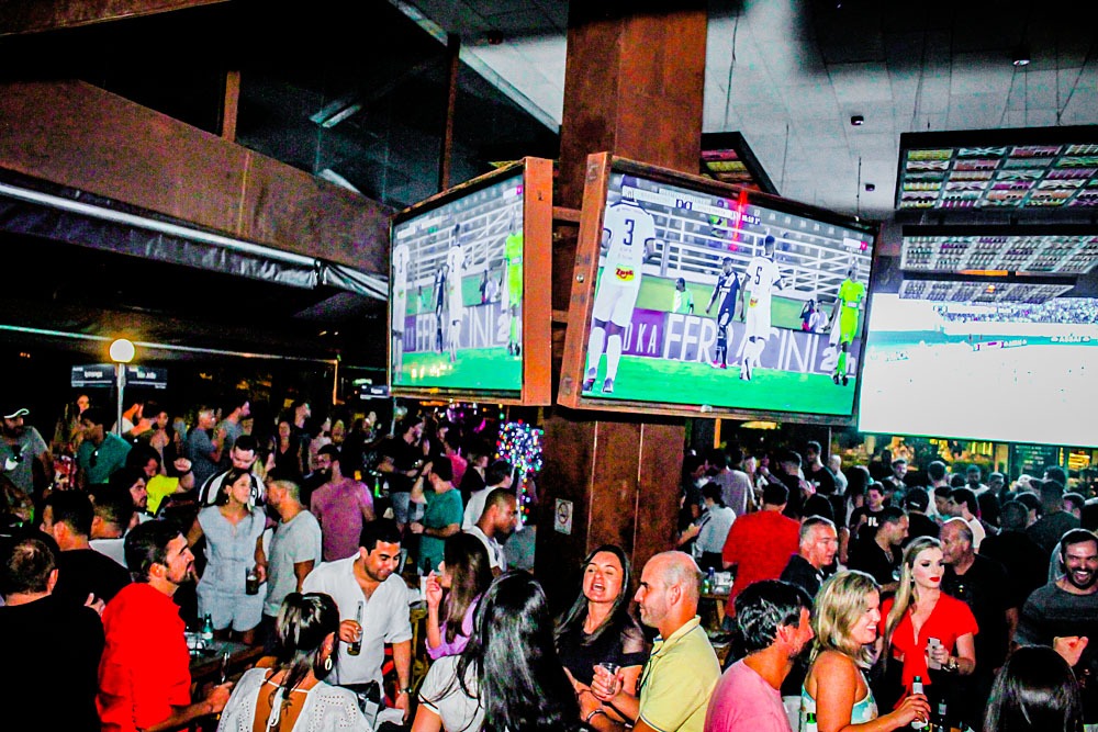 Eskina Bar transmite super bowl em mega telão Gastronomia