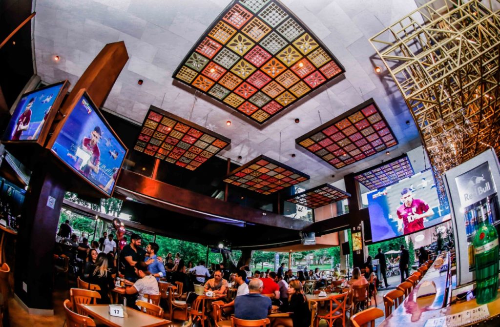 Eskina Bar transmite super bowl em mega telão Gastronomia