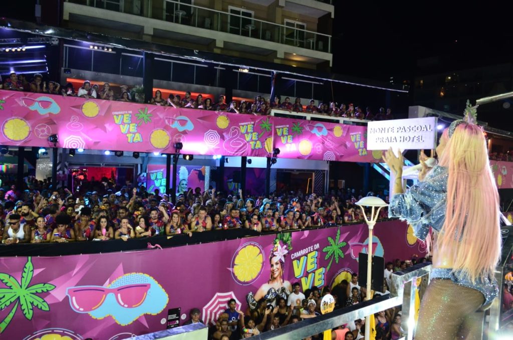 Ivete vibra com show de Alinne no seu camarote Carnaval