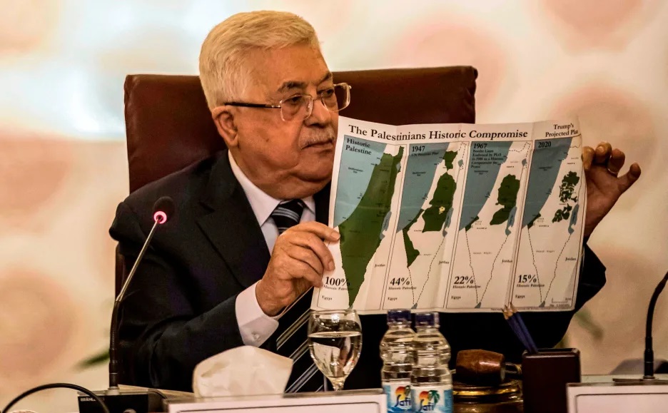 Abbas mostra aos ministros do Exterior dos países árabes os mapas com as etapas da usurpação da Palestina – foto AFP