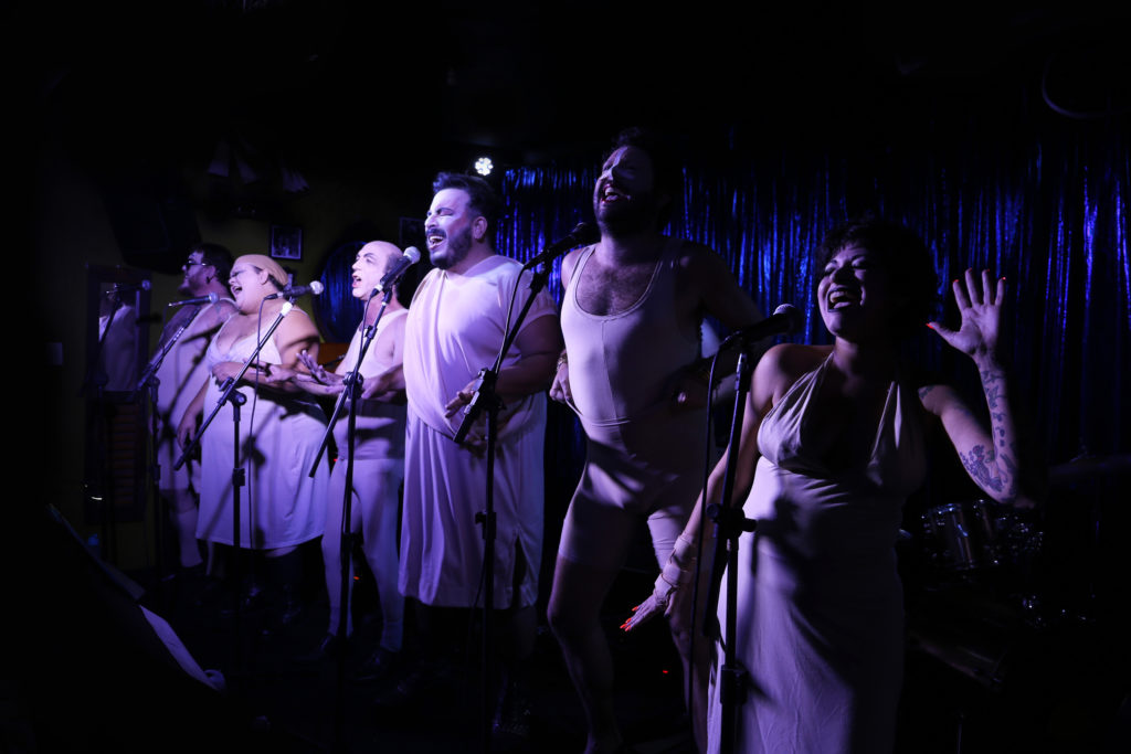 Buraco Show leva ao tradicional palco do Teatro Rival Refit o novo trabalho Teatro