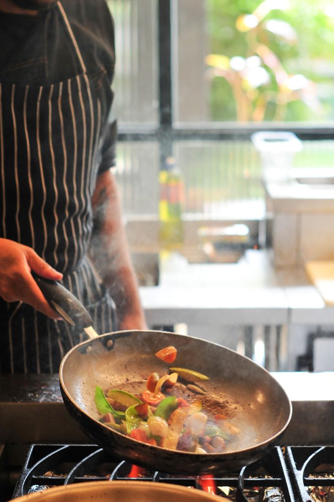 Covid-19: restaurantes apostam em alternativas para atender a clientela  Gastronomia