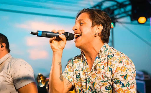 Allan Massay faz live no Dia dos Namorados Música