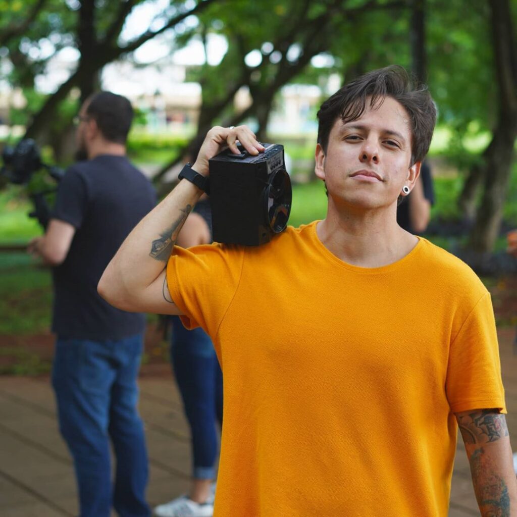 Allan Massay faz live no Dia dos Namorados Música