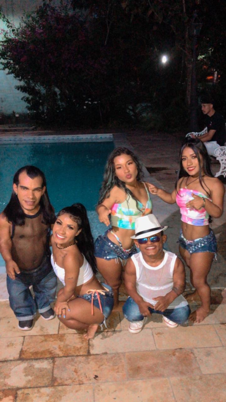 Grupo de anões recebe parceria valiosa de empresária brasileira Artes