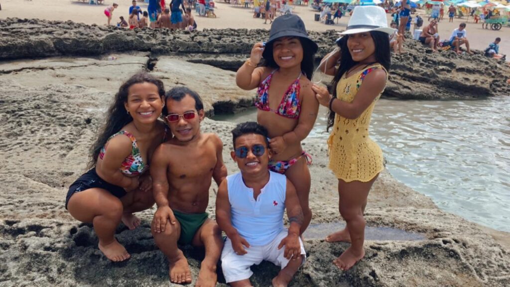 Grupo de anões recebe parceria valiosa de empresária brasileira Artes