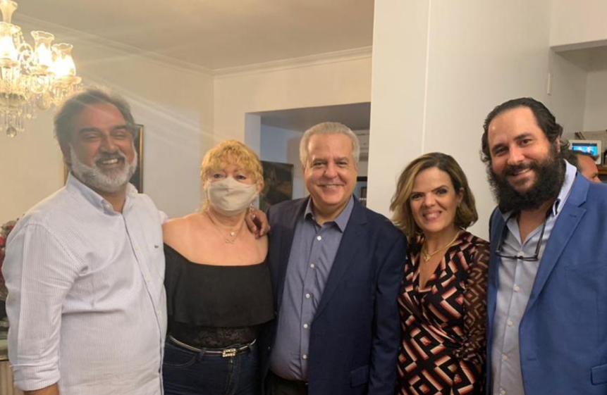 Professor Paulo Alonso recebe homenagem por 40 anos de carreira.