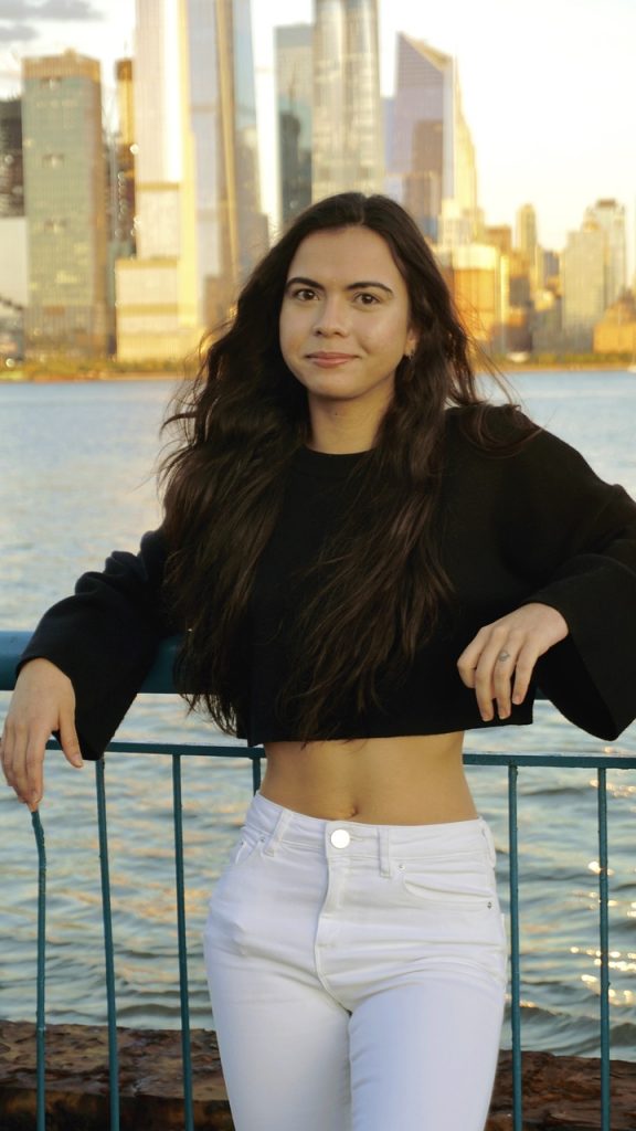 Juliah entra em estúdio para gravar novo single “Fired UP”.