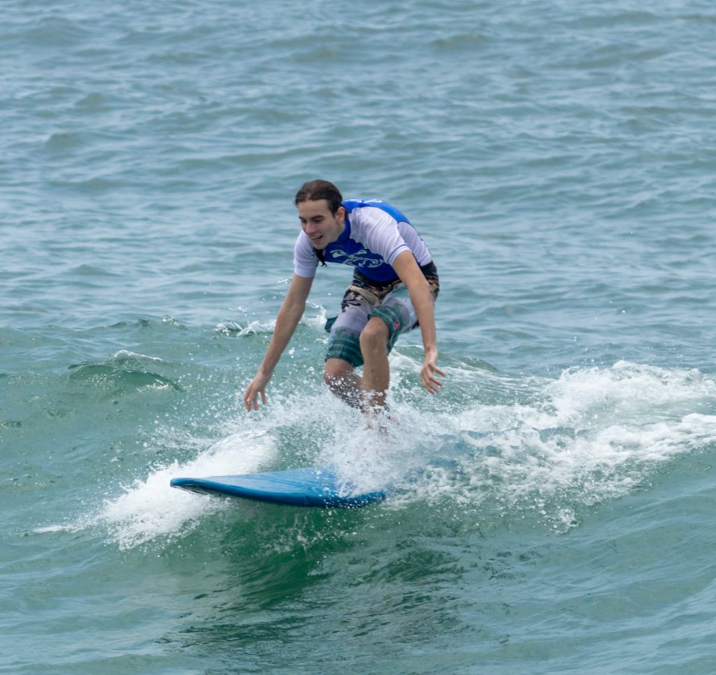Ator e influencer Alan Pfeffer se inspira em seu personagem da websérie Talento em Dobro e inicia a prática de surf