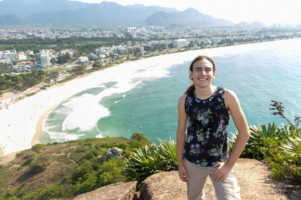 Ator e influencer Alan Pfeffer se inspira em seu personagem da websérie Talento em Dobro e inicia a prática de surf